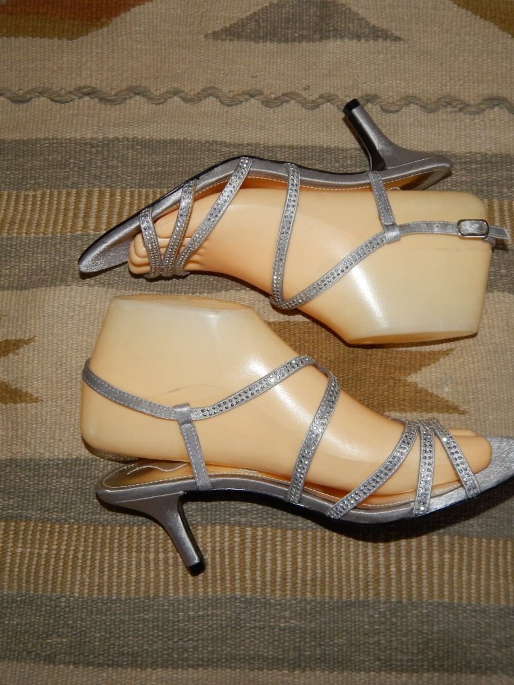 Nina 7.5 M Sandals - Metallic Silver w Rhinestones Kitten Heel Ankle Strap NWOB